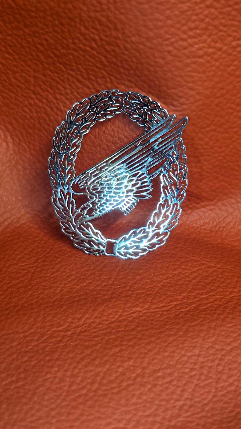 Metallener Anstecker mit graviertem Emblem