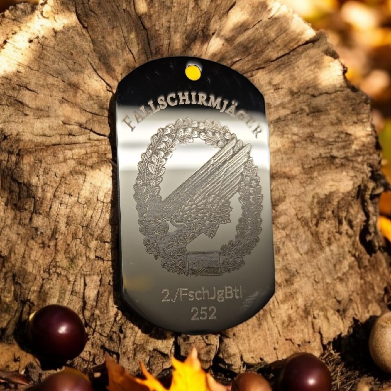Gravierter Dog-Tag-Anhänger auf einem Baumstumpf