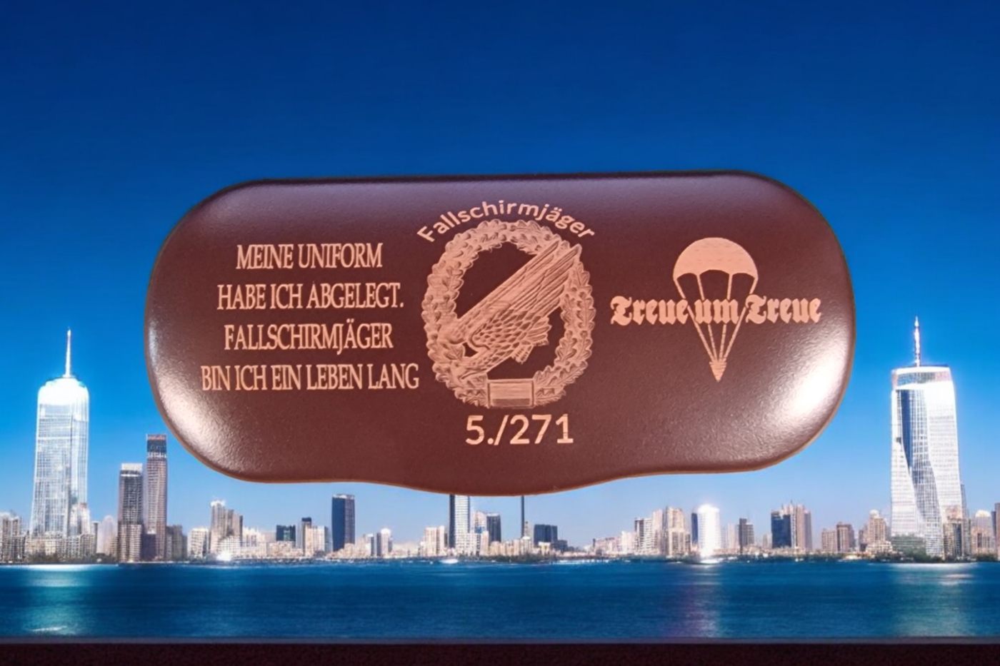 Gravierter Dog-Tag-Anhänger vor Skyline-Kulisse