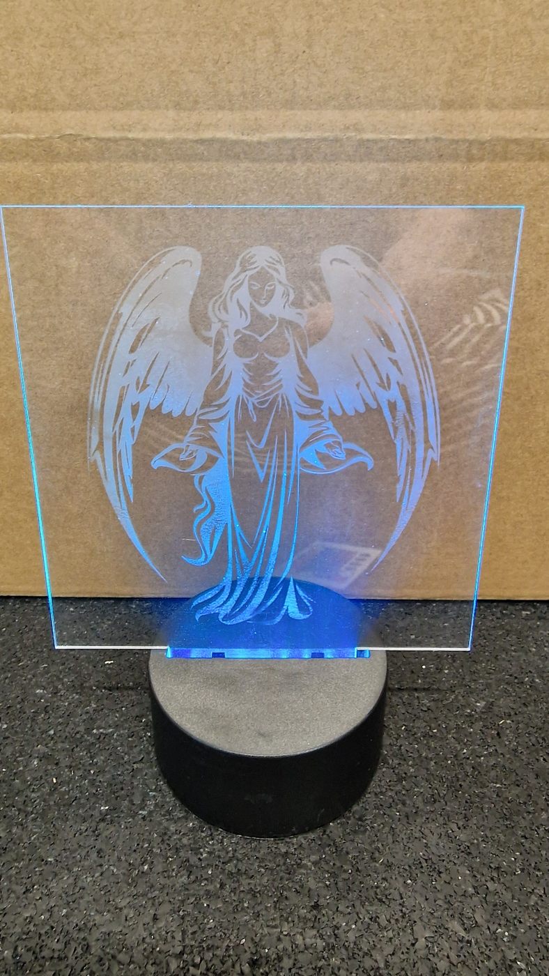 Beleuchtete Glasgravur eines Engels