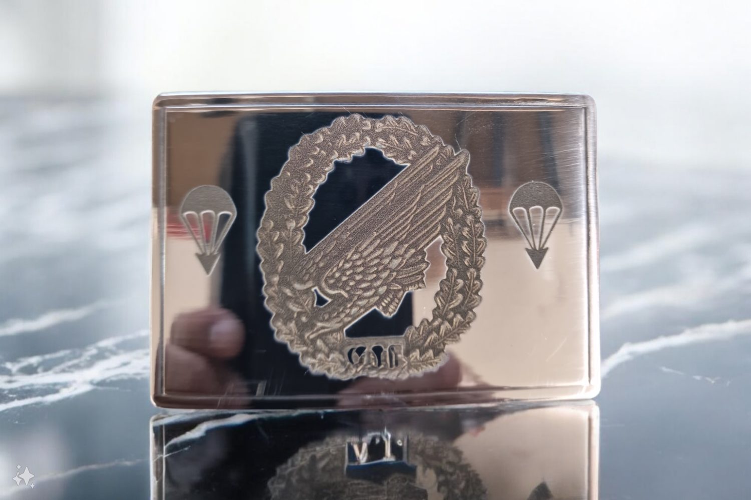 Metallene Gürtelschnalle mit graviertem Emblem