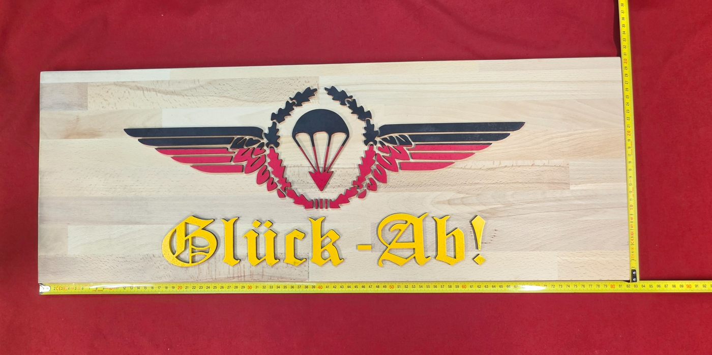 Graviertes Holzschild mit Schwingen-Emblem