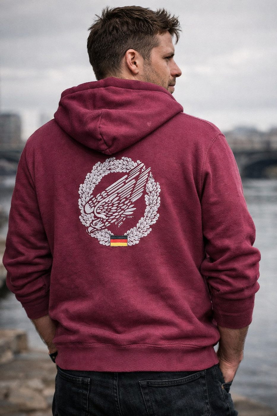 Rückansicht eines Hoodies mit großem Emblem