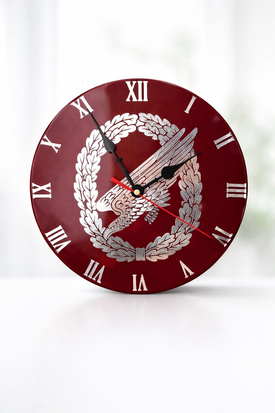 Runde Kristallglas-Wanduhr mit Adler-Emblem