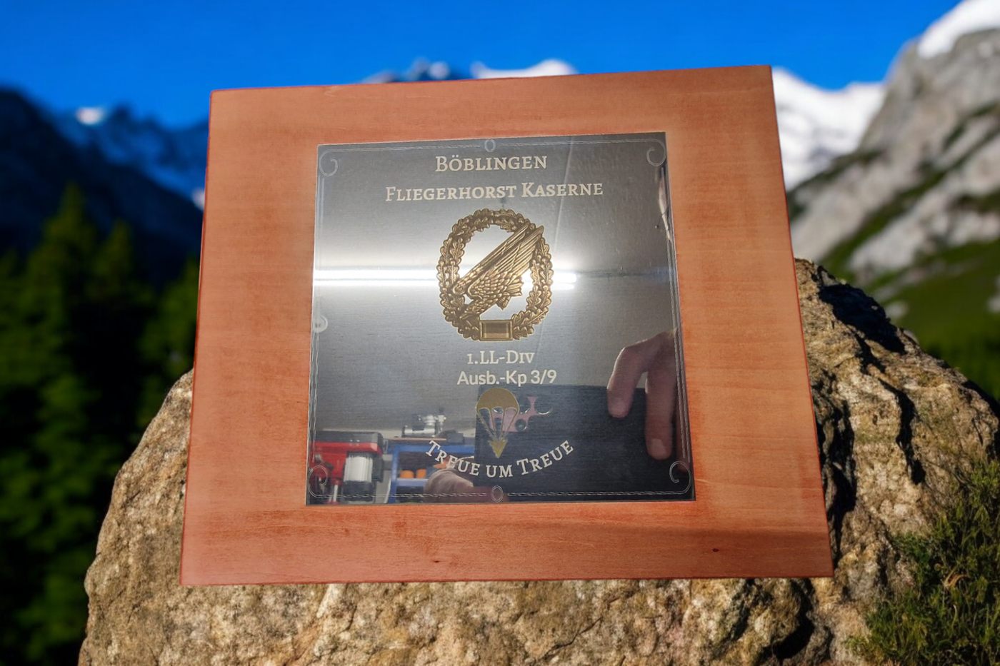 Gravierte Erinnerungstafel auf Holz