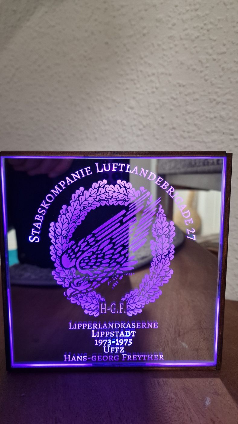Violett beleuchtete Glasplakette mit Personalisierung