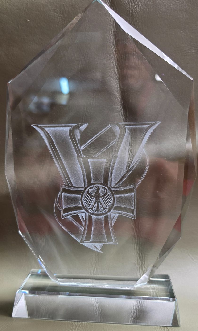 Kristallglas-Pokal mit graviertem Ehrenkreuz