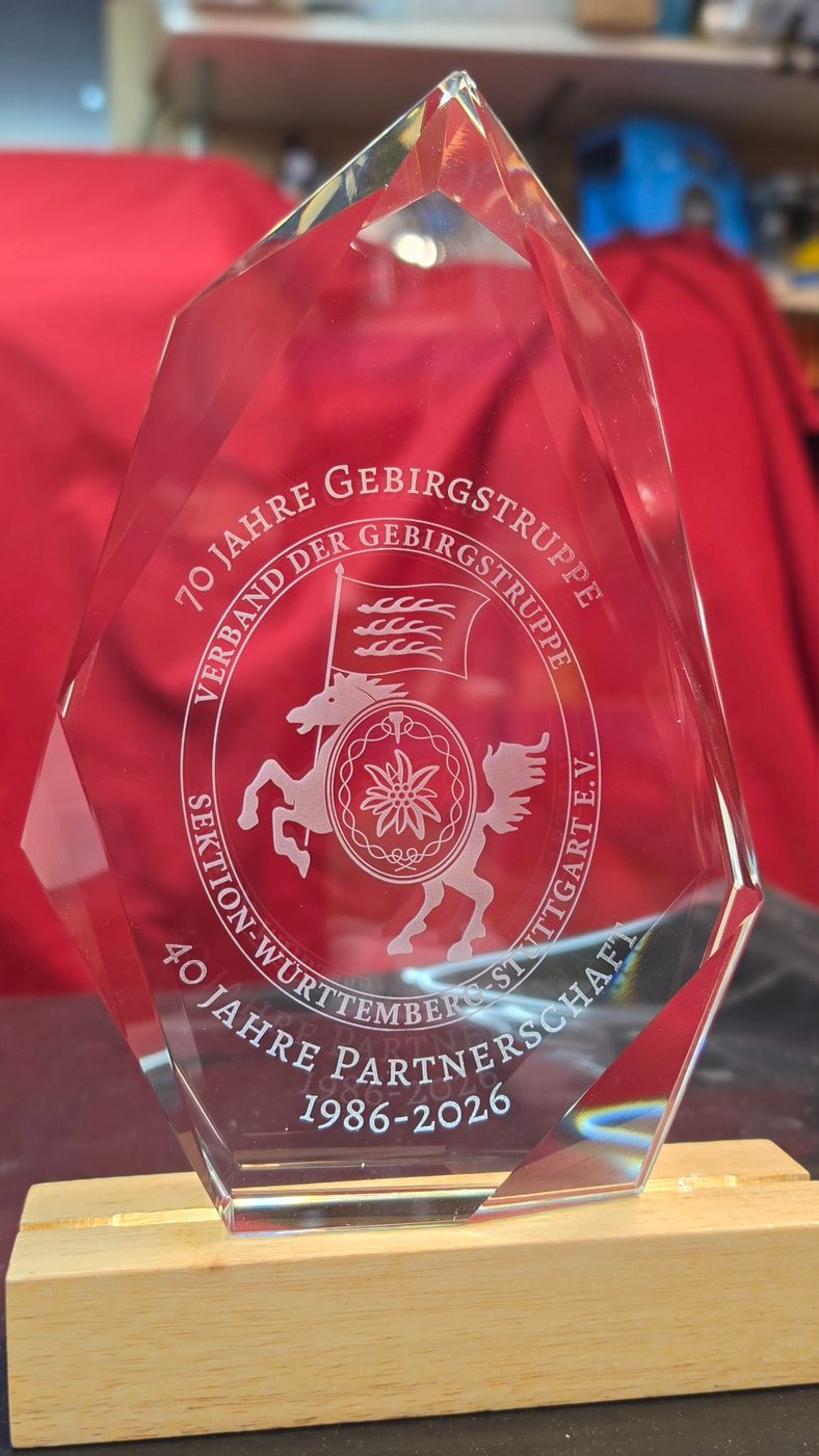 Facettierter Kristallglas-Pokal mit Jubiläums-Gravur
