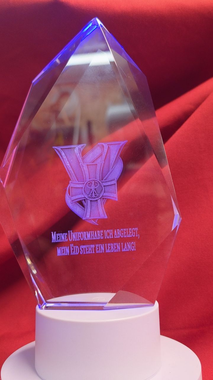 Violett beleuchteter Kristallglas-Pokal mit Textgravur