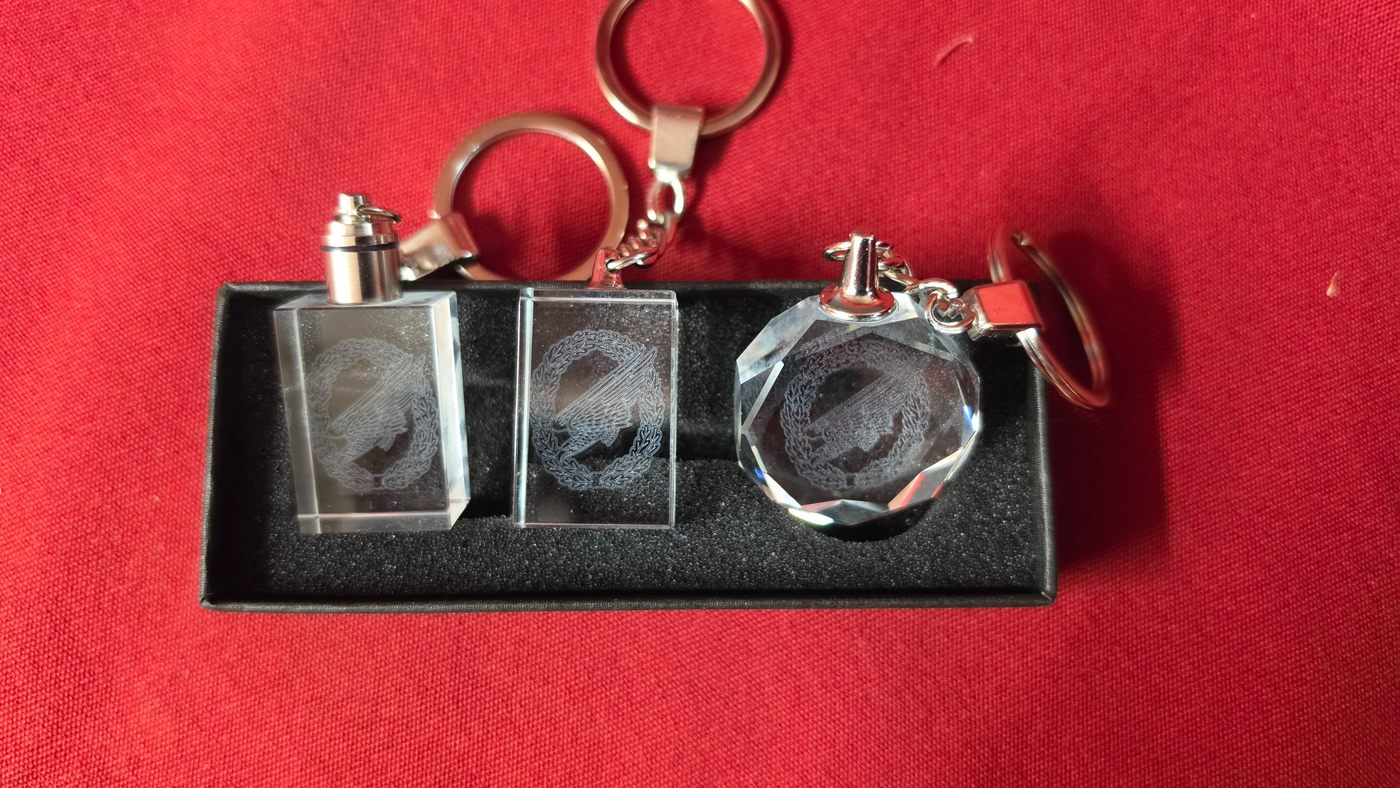 Drei gravierte Kristallglas-Anhänger in einer Geschenkbox