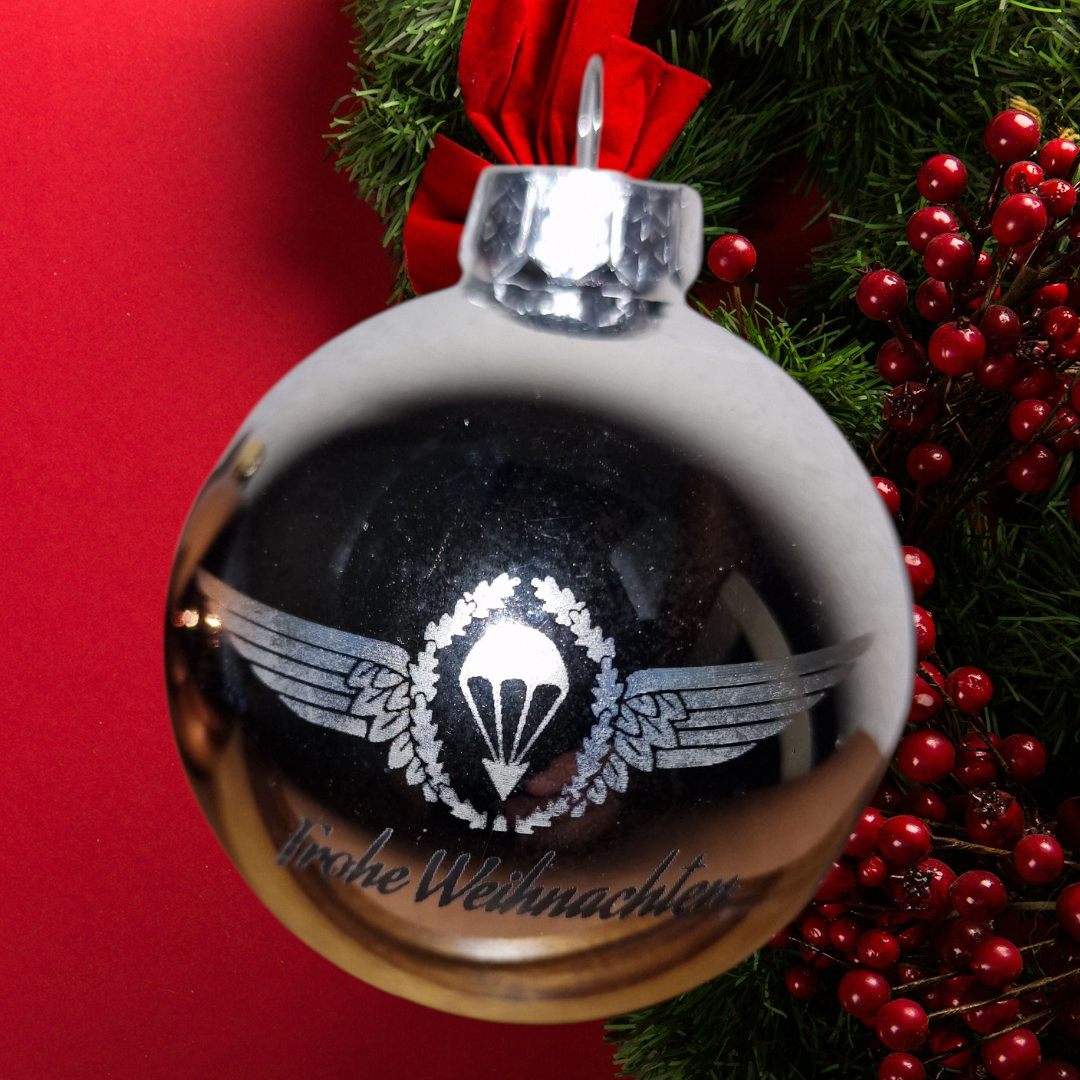 Silberne Weihnachtskugel mit Schwingen-Gravur